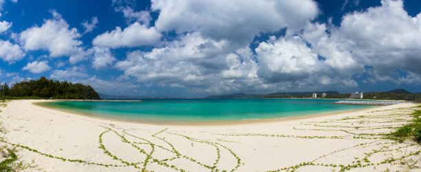 阳光灿烂的冲绳岛海滩艾克岛图片下载