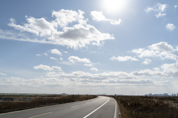 前进的道路，穿过未开垦的土地图片下载