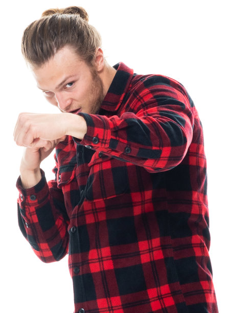 前视图/看相机/一个人/一个人/腰部以上/ 20-29岁的成年人英俊的人的肖像金发白人男性/年轻男子穿着伐木者衬衫/格子衬衫/纽扣衬衫/衬衫/裤子图片下载