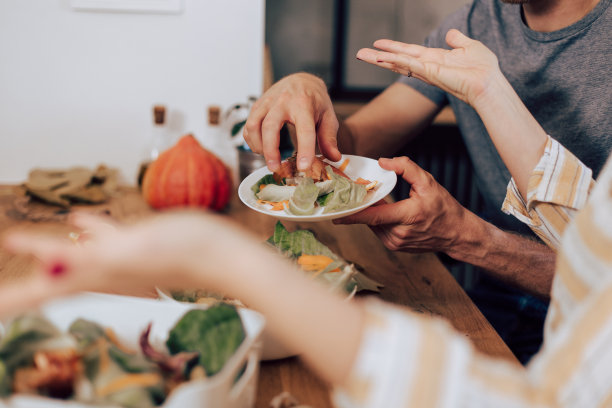 这对素食夫妇堆肥的特写图片下载