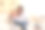 母亲和女儿在家的照片。年轻的母亲坐在格子沙发上亲吻她的小女儿。圣诞花环和装饰品。图片下载