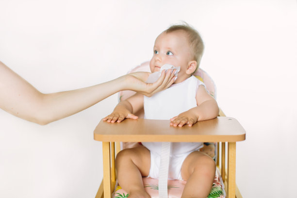 妈妈给婴儿喂奶后给他擦嘴图片下载