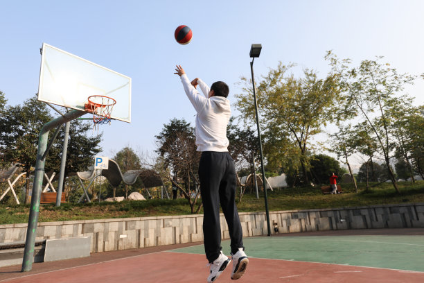 一个年轻的中国男子在投篮图片下载