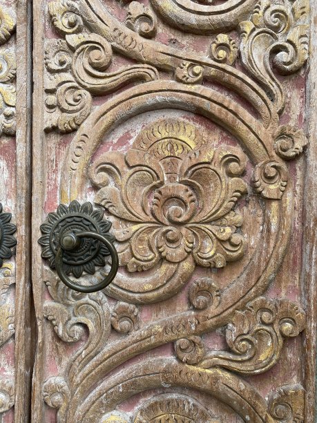 一扇传统的手工雕刻木门图片下载