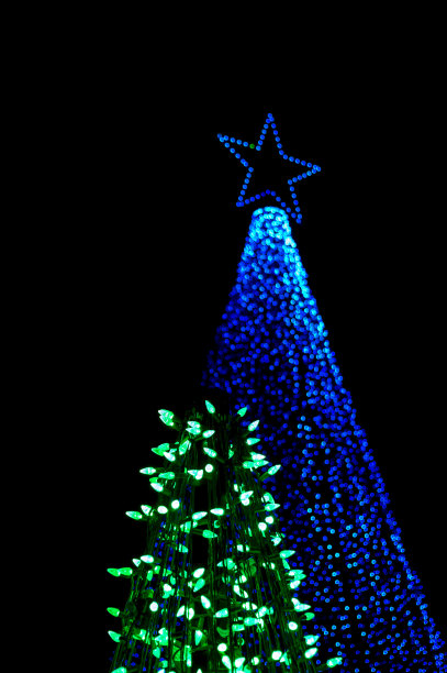 星星和灯光显示在一个冬天的夜晚-蓝色图片下载