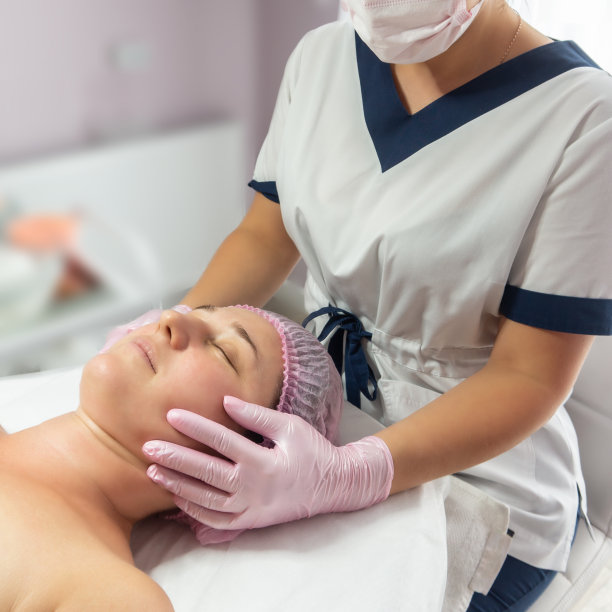 美容院的女美容师抚摸着成年女性的脸图片下载