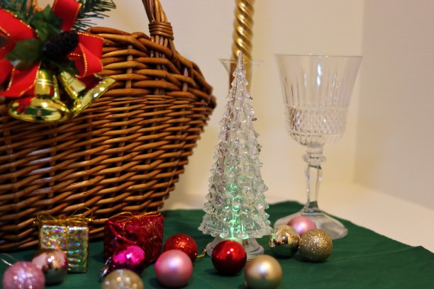 圣诞装饰品(装着眼镜和蜡烛的篮子和圣诞树)图片下载