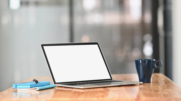 木桌上的空屏幕笔记本电脑。图片下载