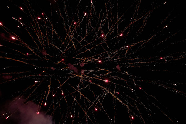 夜空敬礼。天空中一个敬礼的照片。抽象纹理致敬。明亮的灯光，天空中抽象的人物。五颜六色的闪光。图片纹理和处理图片下载