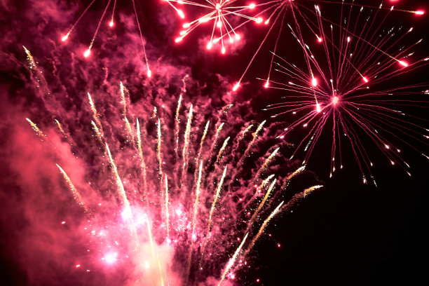 夜空敬礼。天空中一个敬礼的照片。抽象纹理致敬。明亮的灯光，天空中抽象的人物。五颜六色的闪光。图片纹理和处理图片下载