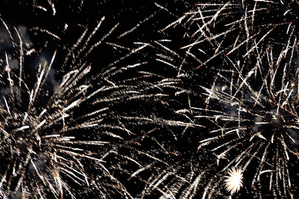 夜空敬礼。天空中一个敬礼的照片。抽象纹理致敬。明亮的灯光，天空中抽象的人物。五颜六色的闪光。图片纹理和处理图片下载