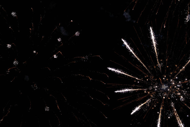 夜空敬礼。天空中一个敬礼的照片。抽象纹理致敬。明亮的灯光，天空中抽象的人物。五颜六色的闪光。图片纹理和处理图片下载