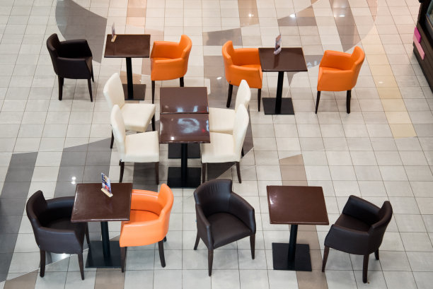 咖啡馆里空着桌椅。从上往下看。没有访客。没有贸易。糟糕的交通。破产。图片下载