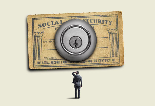 商人抬头看锁和社保卡图片下载