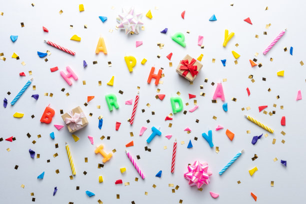 创造性的组成与生日派对的东西和派对streamers在白色的背景。最小庆祝派对概念。图片下载