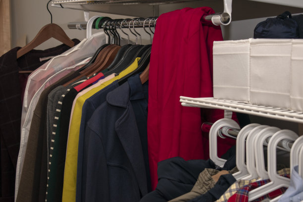 在衣架和集装箱上有多色衣服的栏杆。开放的存储系统。水平的照片图片下载