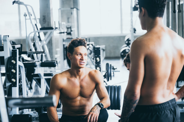 帮助女性在体育馆里锻炼的私人教练图片下载