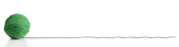 有一根长线的绿色纱线的球。图片下载
