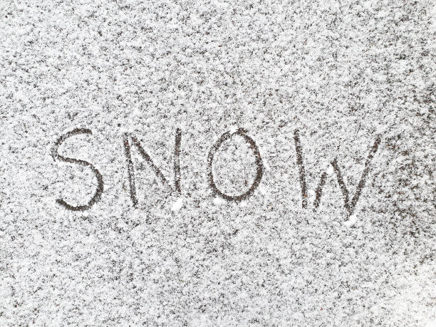 “雪”写在刚下过雪的大街上图片下载