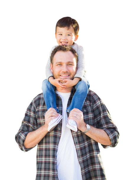 快乐的混血儿中国男孩骑在白人父亲的肩膀上图片下载