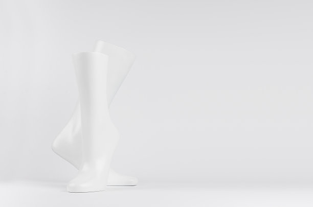 抽象的白色现代雕塑两个优雅的白色舞蹈腿在白色背景与复制空间。图片下载