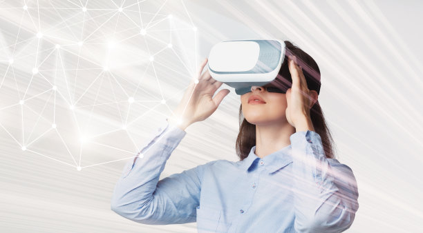 年轻女子戴着VR眼镜看3d互动模型图片下载