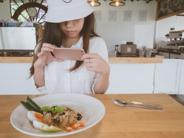 美食摄影爱好和休闲放松的生活方式概念，来自美丽的亚洲女孩在咖啡馆用智能手机拍摄食物和饮料的照片，并发布在社交媒体上。图片下载