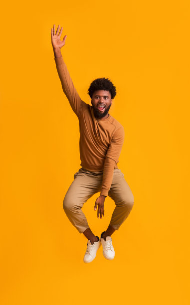 有趣的非洲裔年轻人在空中跳图片下载