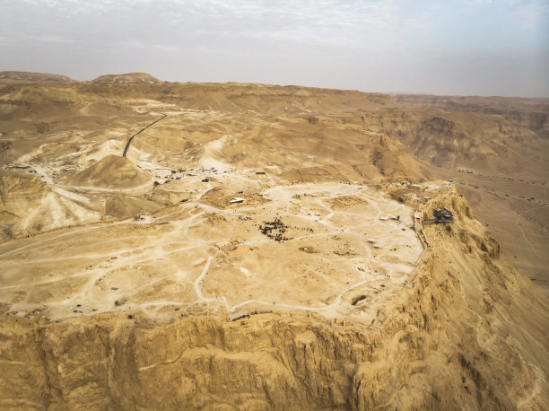 以色列马萨达要塞鸟瞰图：孤立岩石高原上的古代防御工事图片下载