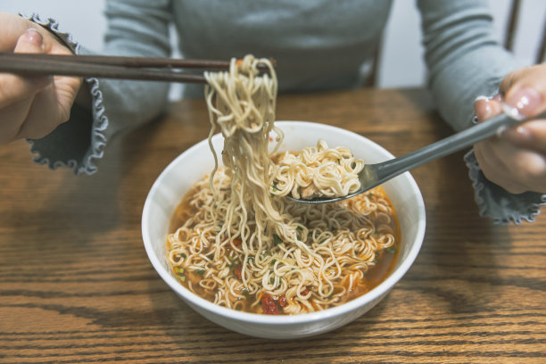 在家吃方便面的女人图片下载