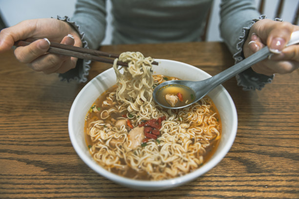 在家吃方便面的女人图片下载