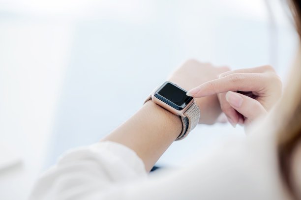 特写查看女性使用智能手表应用程序，复制空间。图片下载