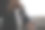 汽车销售代理是汽车钥匙与购买一辆新车的想法。图片下载