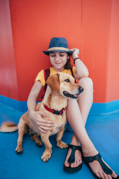 一个站在渡口阴凉处的女人的肖像图片下载