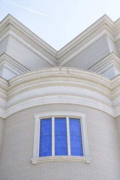 蓝色窗户的传统建筑图片下载