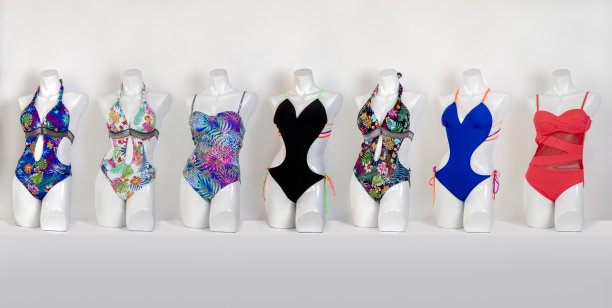 美丽的时尚大套一件泳衣的不同颜色的人体模型在白色背景前视图图片下载