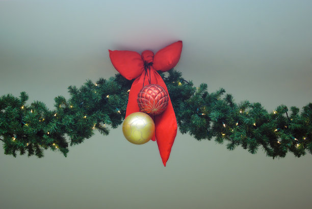 圣诞红丝带装饰杉木花环树枝装饰图片下载