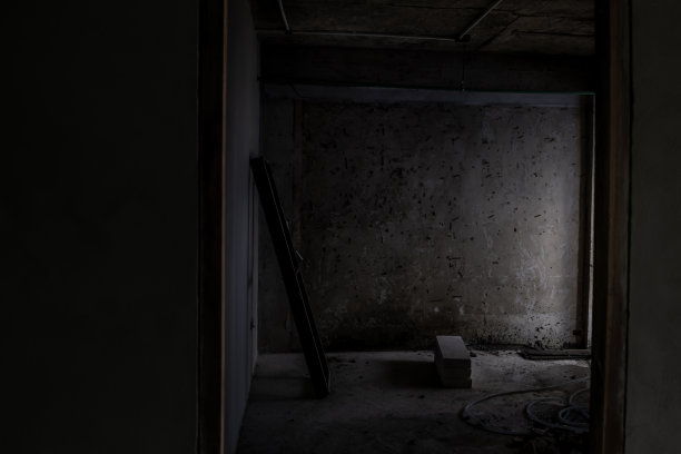 正在翻新的废弃旧建筑内部。图片下载