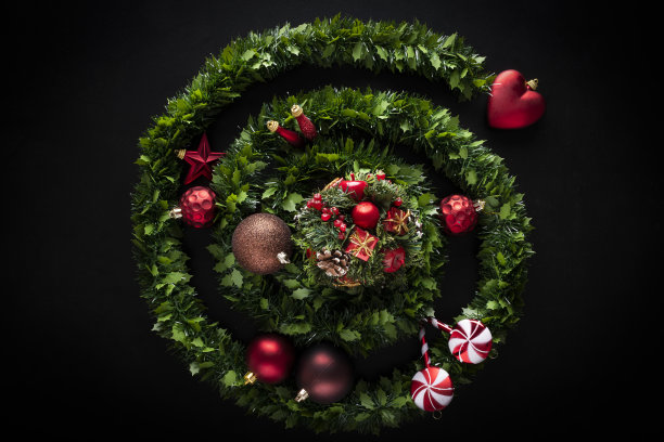 圣诞树上装饰着美丽的螺旋形冷杉图片下载