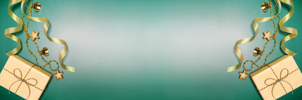 圣诞背景的概念。在绿色背景上的圣诞礼盒和装饰俯视图图片下载