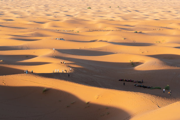 人和骆驼，Merzouga，摩洛哥图片下载