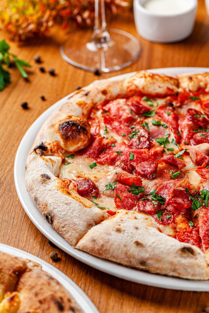 意大利食品的概念。白色盘子上有厚边的薄披萨。的背景图片。本空间图片下载