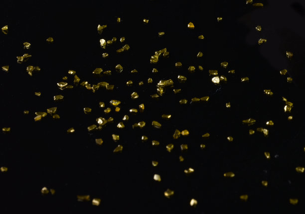 黑色背景上的碎玻璃碎片图片下载