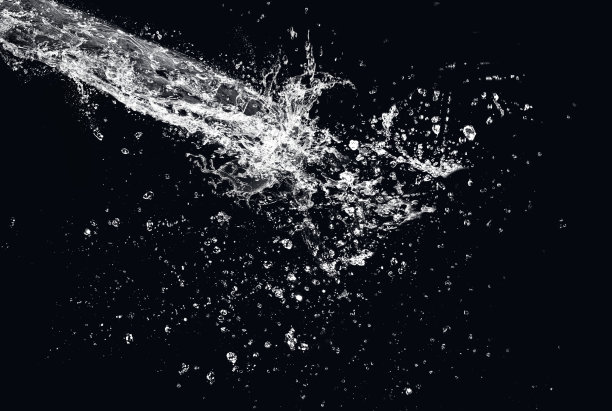 水飞溅流动的水在黑色的背景图片下载