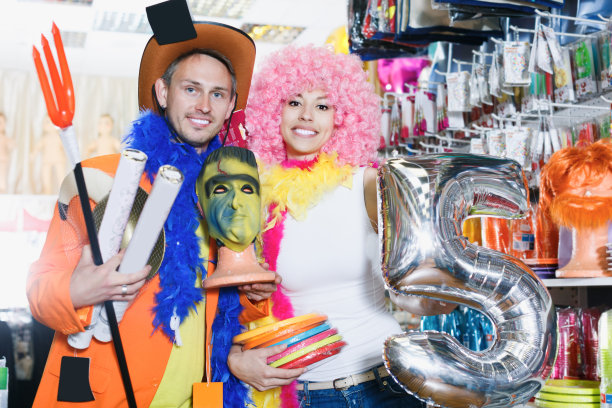 年轻的微笑男性与女友摆pose在一起图片下载