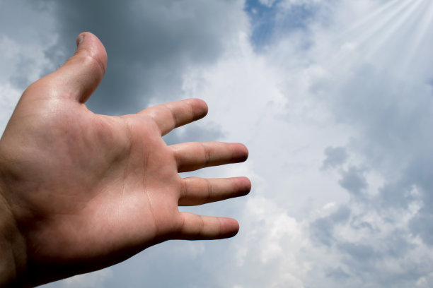 手伸向天空图片下载