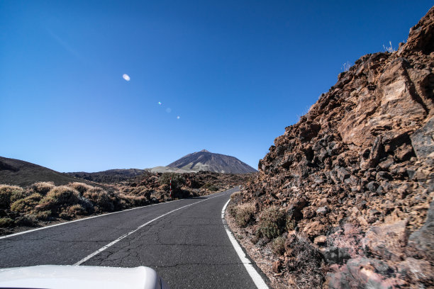 水平视图风景的拉斯加拿大德尔泰德和视图从个人角度的汽车乘客，特内里费，加那利群岛，西班牙-股票照片图片下载
