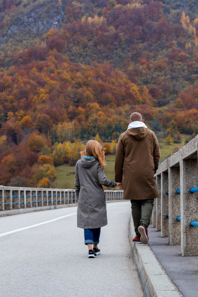 一对夫妇在黑山的德德维卡塔拉桥上散步。男孩和女孩手牵着手。图片下载