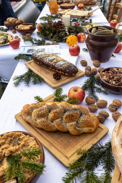 圣诞食物的桌子上装饰着圣诞树图片下载