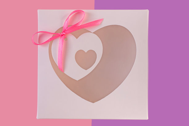 白色礼盒与心形的窗户和卡片标签上柔和的紫色背景flatlay，创造性的最小概念。图片下载
